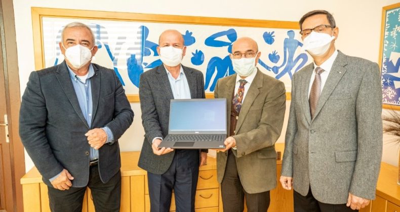 İzmir’deki depremzede öğrencilere bilgisayar bağışı