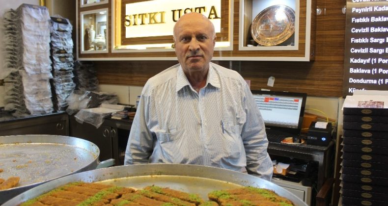 Kadayıfçı Sıtkı Usta’dan evlere paket hizmeti