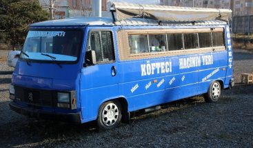 Kamyonunu sattı, karavan minibüs alıp köfteciye çevirdi