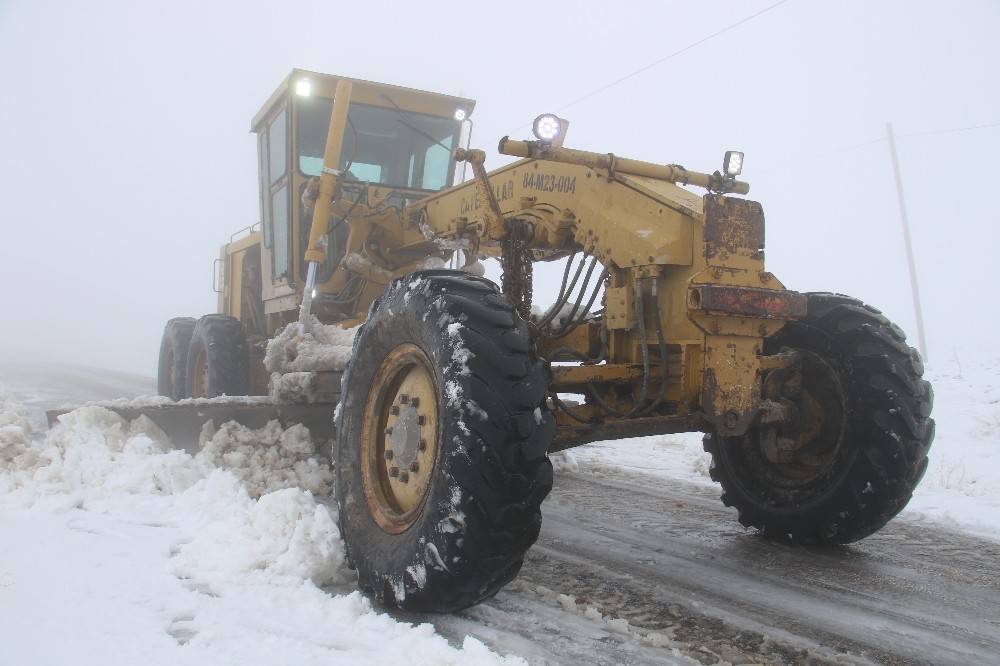 Kar Elazığ’da 14 köy yolunu ulaşıma kapattı