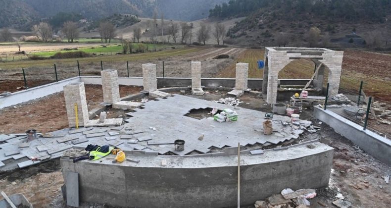 Karacaoğlan’a saz şeklinde anıt mezar