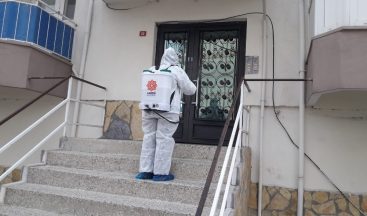 Karesi Belediyesi koronavirüs vakası görülen apartmanların ortak alanlarını ilaçlıyor