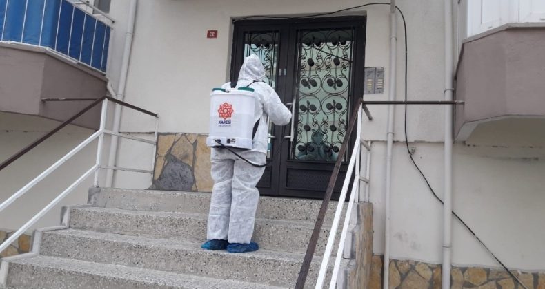 Karesi Belediyesi koronavirüs vakası görülen apartmanların ortak alanlarını ilaçlıyor
