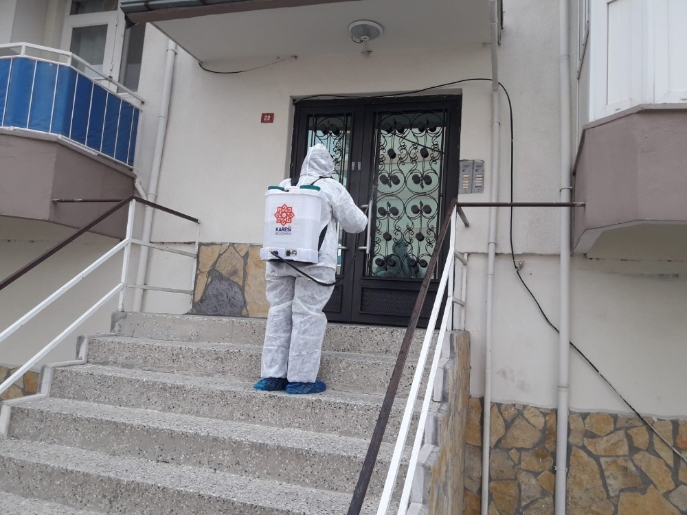 Karesi Belediyesi koronavirüs vakası görülen apartmanların ortak alanlarını ilaçlıyor