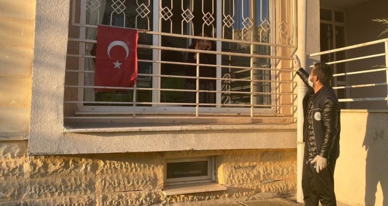 Kartepe’de evinden çıkamayan vatandaşların ihtiyaçlarına koşuluyor