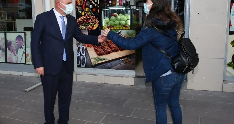 Keçiören Belediyesi’nden ev ev maske, kolonya ve dezenfektan dağıtımı