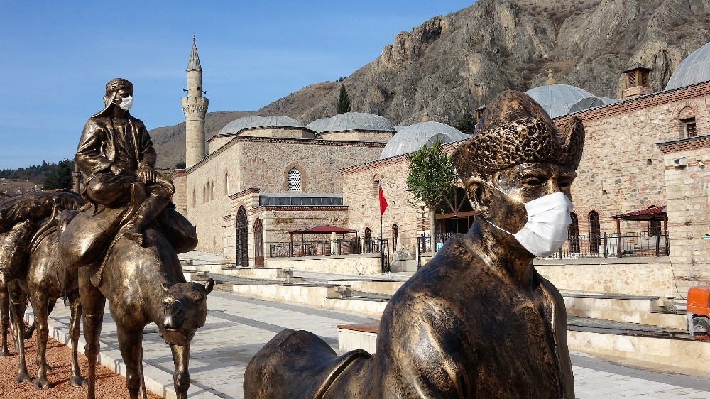 Kervancı başı heykeline "maske" taktılar 19 Mart 2021