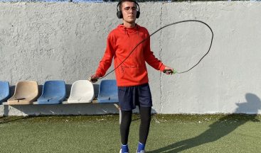 Kısıtlama izninde sokağa spor yapmak için çıkıyor