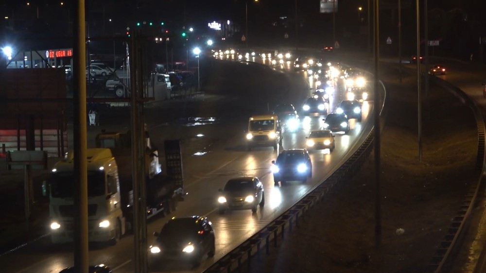Kısıtlama öncesi kilit kavşakta trafik yoğunluğu: Vatandaşlar yollara akın etti