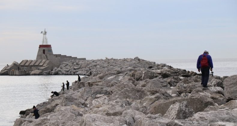 Kısıtlama sonrası amatör balıkçılar sahile akın etti