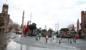 Kısıtlama yağışlı havayla birleşince Antalya sessizliğe büründü