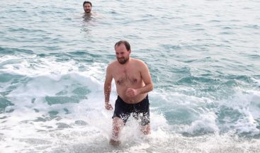 Kısıtlamada denizin keyfini turistler çıkardı