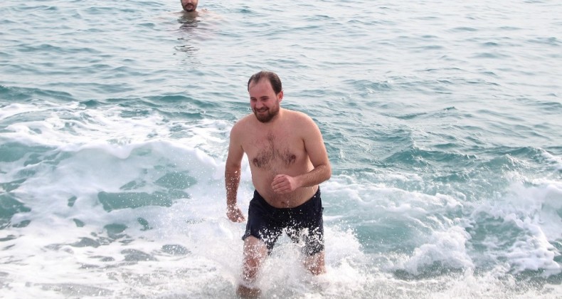 Kısıtlamada denizin keyfini turistler çıkardı