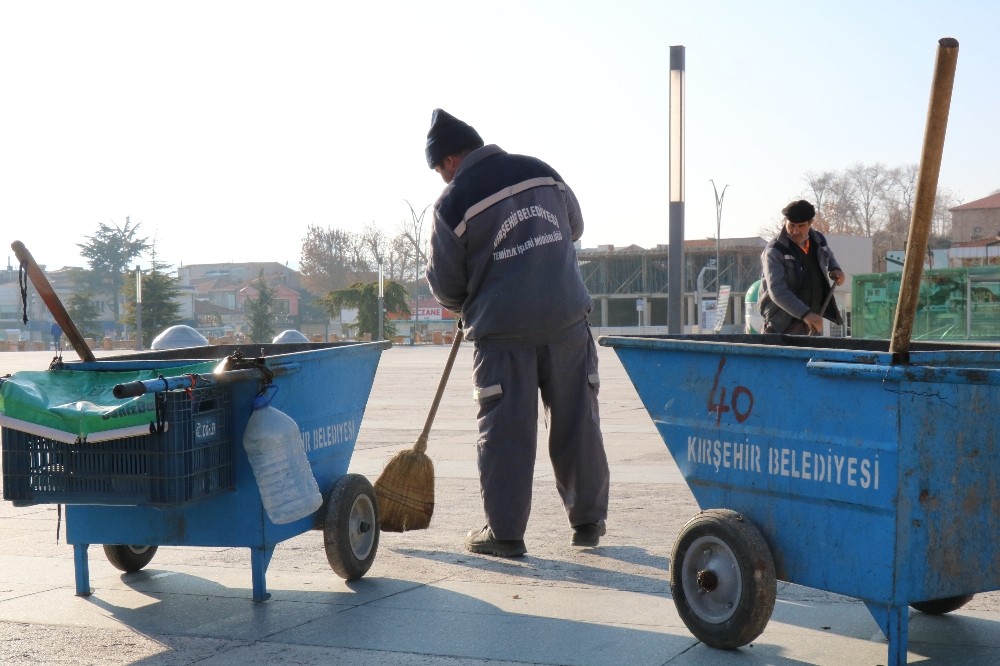 Kısıtlamalarda Kırşehir temizlik görevlilerinden mesaj