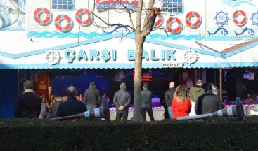 Kısıtlamanın ilk gününde balık tezgahlarında kuyruk oluştu