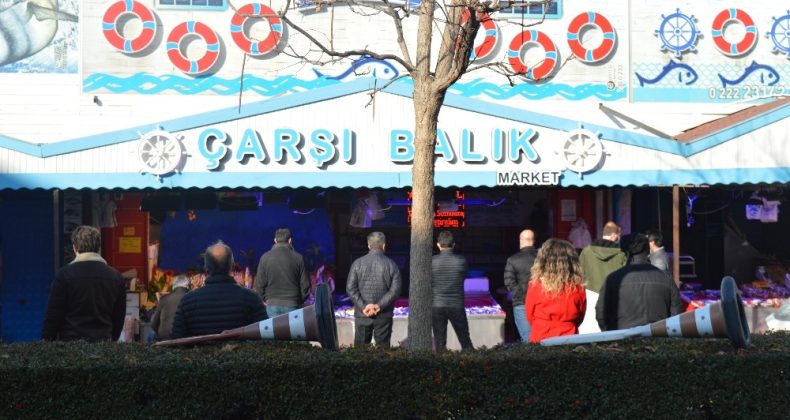 Kısıtlamanın ilk gününde balık tezgahlarında kuyruk oluştu