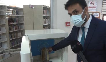 Kitaplar virüse karşı dezenfekte edilerek okuyuculara veriliyor