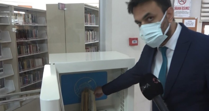 Kitaplar virüse karşı dezenfekte edilerek okuyuculara veriliyor