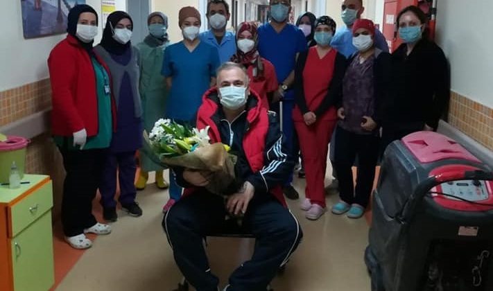 Korona virüsü yenen doktor alkışlarla taburcu edildi