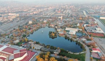 Korona virüsün stresini şehrin göbeğindeki güzelliği ile mest eden gölette atıyorlar