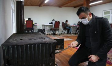 Köy muhtarı online eğitim derslerine katılamayan öğrencilerin sorununu böyle çözdü