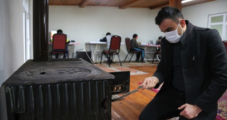 Köy muhtarı online eğitim derslerine katılamayan öğrencilerin sorununu böyle çözdü