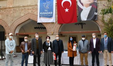 Kuşadası Belediyesi 75 öğrenciye daha tablet dağıttı