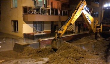 Kuşadası’nda evleri su bastı, belediye ekipleri vatandaşın yardımına koştu