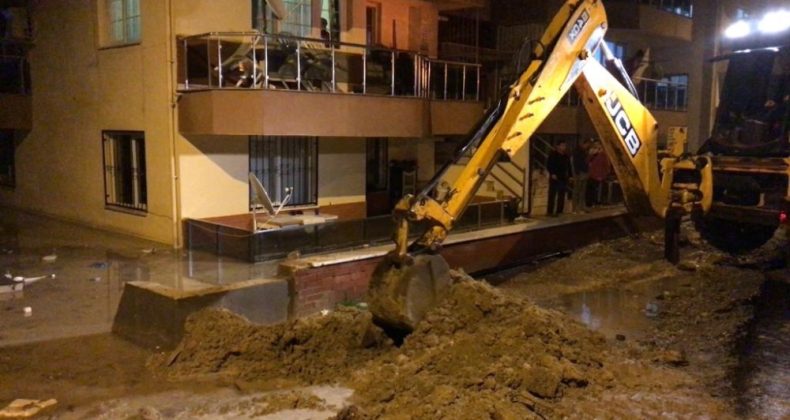 Kuşadası’nda evleri su bastı, belediye ekipleri vatandaşın yardımına koştu