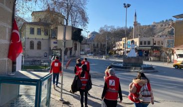 Kütahya Genç Kızılay gönüllüleri sokaklarda