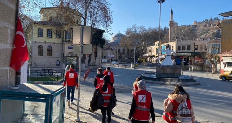 Kütahya Genç Kızılay gönüllüleri sokaklarda