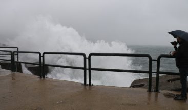 Zonguldak’daki Dalgalar 7 Metrelik Duvarın Boyunu Aştı