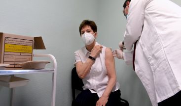 Macaristan’da ilk Covid-19 aşısı vuruldu