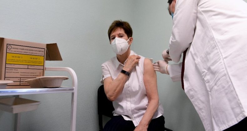 Macaristan’da ilk Covid-19 aşısı vuruldu