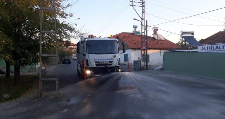 Malatya’da cadde ve sokaklar ilaçlı sularla yıkanıyor
