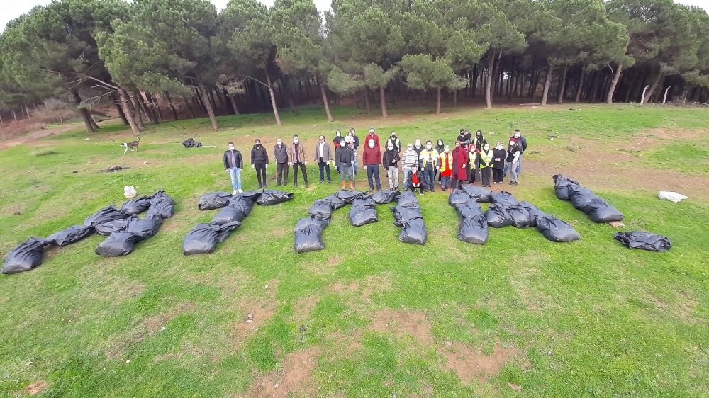 Maltepe’de ormanda çöp toplayan çevreci vatandaşlardan “atma” mesajı