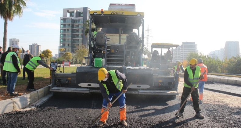 Mersin Büyükşehir Belediyesi, 34. Cadde’de asfalt çalışması yapıyor