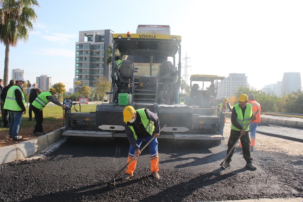 Mersin Büyükşehir Belediyesi, 34. Cadde’de asfalt çalışması yapıyor