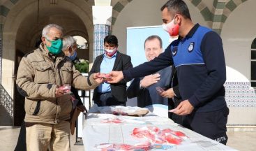 Mersin’de Cuma namazı çıkışı maske dağıtıldı