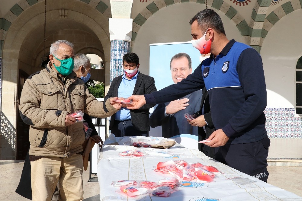 Mersin’de Cuma namazı çıkışı maske dağıtıldı