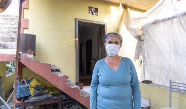 Mersin’de ihtiyaç sahibi kadının evi belediye ekiplerince onarıldı