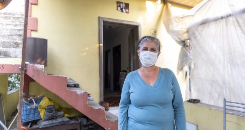 Mersin’de ihtiyaç sahibi kadının evi belediye ekiplerince onarıldı