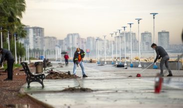Mersin’de yoğun yağışın izleri siliniyor