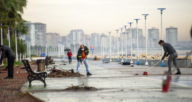 Mersin’de yoğun yağışın izleri siliniyor
