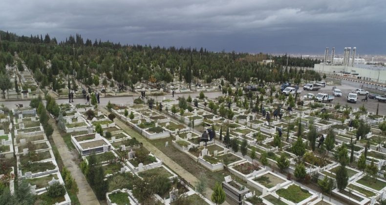 Mezarlıklara 50 bin çiçek dikildi