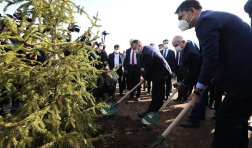 Millet bahçesinin ilk fidanını bakan Murat Kurum dikti