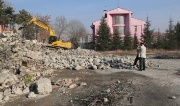 Müdür Başyiğit, yıkımı devam eden okulları inceledi