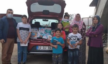 Müdür yardımcısı, uzaktan eğitime tabi öğrencileri ziyaret edip hediyeler veriyor