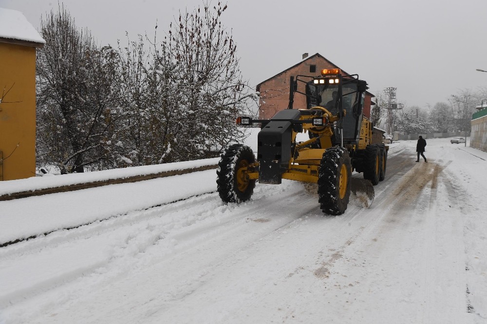 Muş Belediyesi karla mücadele çalışmalarına başladı
