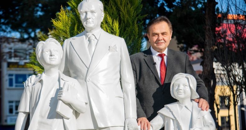“Mustafa Kemal Atatürk ve Çocuklar’’ isimli heykel açıldı